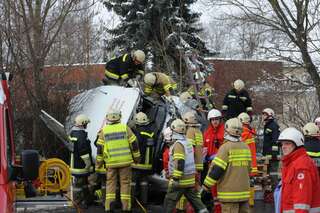 Arbeiter nach Unfall im Firmenbus eingeklemmt 20130315-0209.jpg