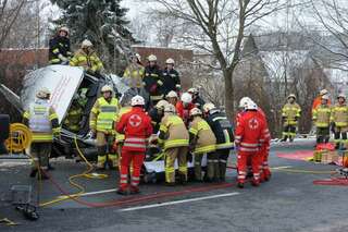 Arbeiter nach Unfall im Firmenbus eingeklemmt 20130315-0217.jpg