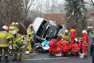 Arbeiter nach Unfall im Firmenbus eingeklemmt 20130315-0229.jpg
