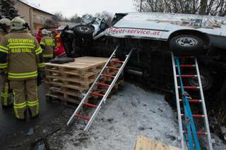 Arbeiter nach Unfall im Firmenbus eingeklemmt 20130315-0523.jpg
