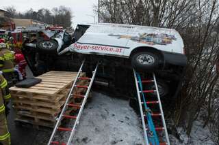 Arbeiter nach Unfall im Firmenbus eingeklemmt 20130315-0524.jpg
