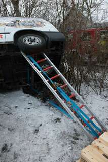 Arbeiter nach Unfall im Firmenbus eingeklemmt 20130315-0526.jpg