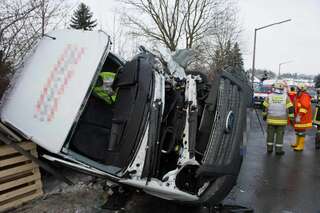 Arbeiter nach Unfall im Firmenbus eingeklemmt 20130315-0529.jpg