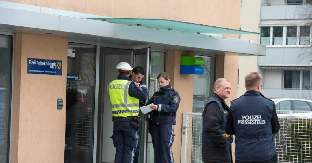 Titelbild: Banküberfall in Wels: Täter drohte mit Bombe