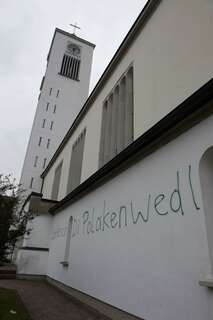Hass gegen Pfarrer - Kirche Beschmiert 20130404-2399.jpg