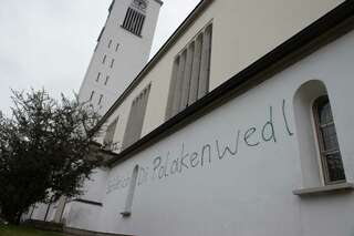 Hass gegen Pfarrer - Kirche Beschmiert 20130404-2401.jpg