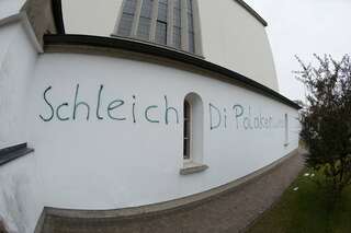 Hass gegen Pfarrer - Kirche Beschmiert 20130404-2409.jpg