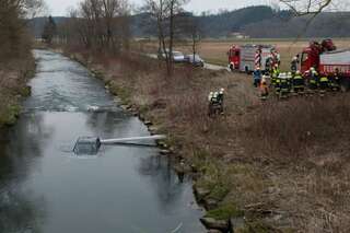 Auto in Krems-Fluss gestürzt - Feuerwehrmann als Ersthelfer 20130408-3388.jpg