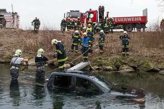 Auto in Krems-Fluss gestürzt - Feuerwehrmann als Ersthelfer 20130408-3393.jpg