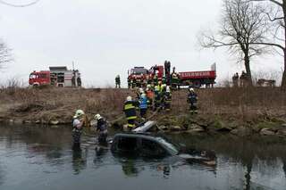 Auto in Krems-Fluss gestürzt - Feuerwehrmann als Ersthelfer 20130408-3395.jpg