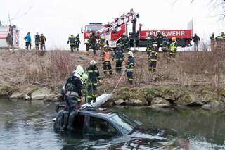 Auto in Krems-Fluss gestürzt - Feuerwehrmann als Ersthelfer 20130408-3401.jpg