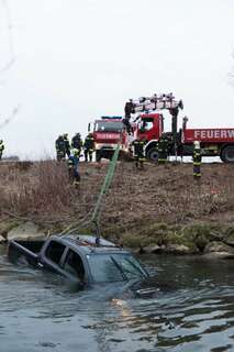 Auto in Krems-Fluss gestürzt - Feuerwehrmann als Ersthelfer 20130408-3403.jpg