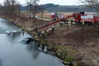 Auto in Krems-Fluss gestürzt - Feuerwehrmann als Ersthelfer 20130408-3408.jpg
