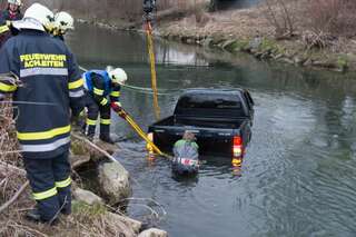 Auto in Krems-Fluss gestürzt - Feuerwehrmann als Ersthelfer 20130408-3409.jpg