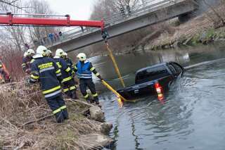 Auto in Krems-Fluss gestürzt - Feuerwehrmann als Ersthelfer 20130408-3410.jpg