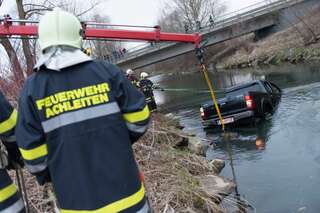 Auto in Krems-Fluss gestürzt - Feuerwehrmann als Ersthelfer 20130408-3412.jpg