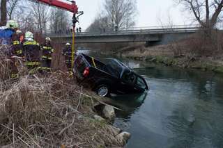 Auto in Krems-Fluss gestürzt - Feuerwehrmann als Ersthelfer 20130408-3414.jpg
