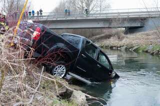 Auto in Krems-Fluss gestürzt - Feuerwehrmann als Ersthelfer 20130408-3416.jpg