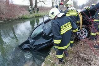 Auto in Krems-Fluss gestürzt - Feuerwehrmann als Ersthelfer 20130408-3417.jpg