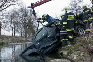Auto in Krems-Fluss gestürzt - Feuerwehrmann als Ersthelfer 20130408-3421.jpg