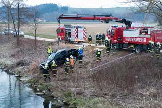 Auto in Krems-Fluss gestürzt - Feuerwehrmann als Ersthelfer 20130408-3434.jpg
