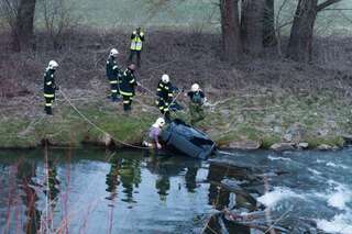 Auto in Krems-Fluss gestürzt - Feuerwehrmann als Ersthelfer 20130408-3443.jpg