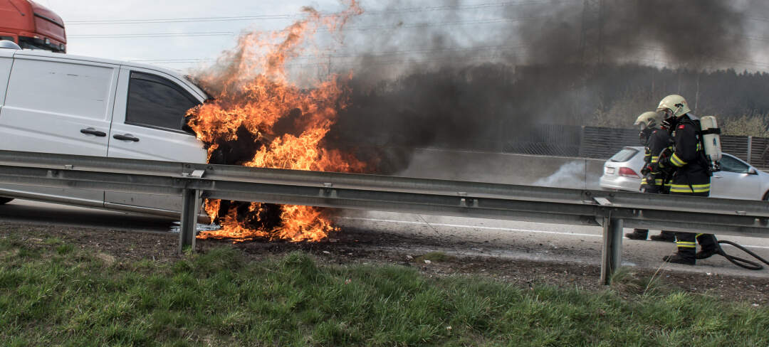 Titelbild: Brennender Transporter auf der A1