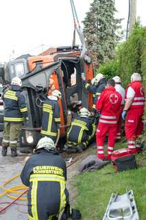 Mischbeton-Lkw umgestürzt - Fahrer nach drei Stunden befreit 20130516-7399.jpg