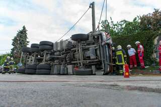 Mischbeton-Lkw umgestürzt - Fahrer nach drei Stunden befreit 20130516-7407.jpg