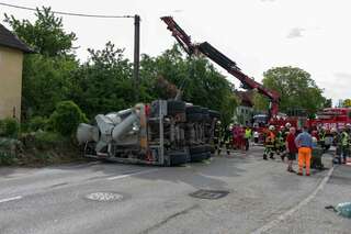 Mischbeton-Lkw umgestürzt - Fahrer nach drei Stunden befreit 20130516-7412.jpg