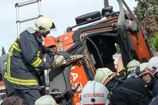 Mischbeton-Lkw umgestürzt - Fahrer nach drei Stunden befreit 20130516-7428.jpg