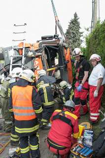 Mischbeton-Lkw umgestürzt - Fahrer nach drei Stunden befreit 20130516-7433.jpg