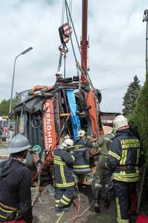 Mischbeton-Lkw umgestürzt - Fahrer nach drei Stunden befreit 20130516-7467.jpg