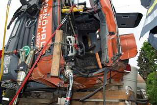 Mischbeton-Lkw umgestürzt - Fahrer nach drei Stunden befreit 20130516-7488.jpg