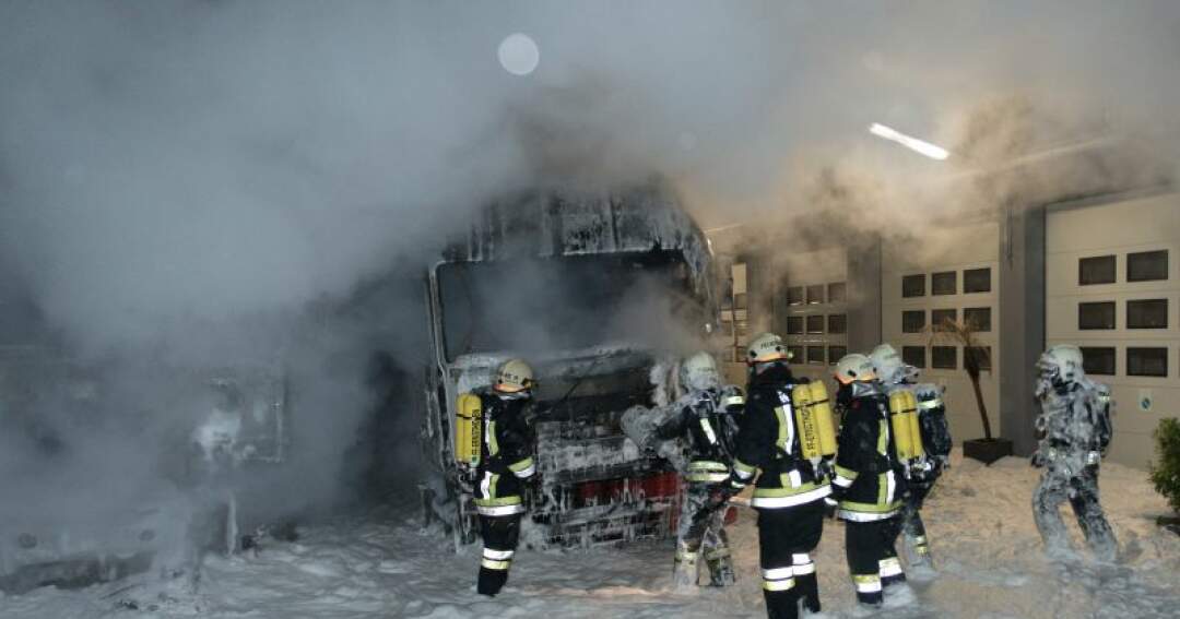 Titelbild: Zwei Lkw auf Firmengelände ausgebrannt