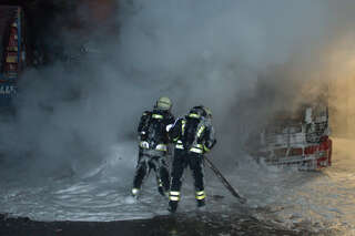 Zwei Lkw auf Firmengelände ausgebrannt 20130525-7927.jpg