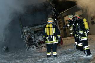 Zwei Lkw auf Firmengelände ausgebrannt 20130525-7930.jpg