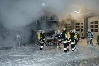Zwei Lkw auf Firmengelände ausgebrannt 20130525-7940.jpg