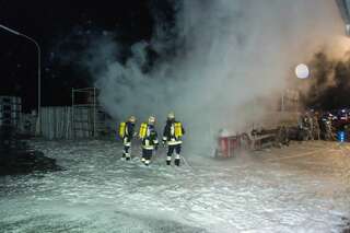 Zwei Lkw auf Firmengelände ausgebrannt 20130525-7944.jpg