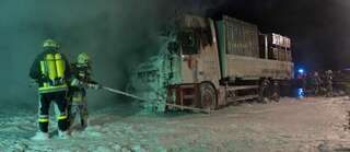 Zwei Lkw auf Firmengelände ausgebrannt 20130525-7946.jpg