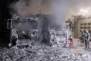 Zwei Lkw auf Firmengelände ausgebrannt 20130525-7961.jpg