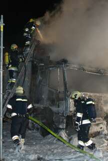 Zwei Lkw auf Firmengelände ausgebrannt 20130525-7991.jpg
