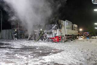 Zwei Lkw auf Firmengelände ausgebrannt 20130525-8002.jpg