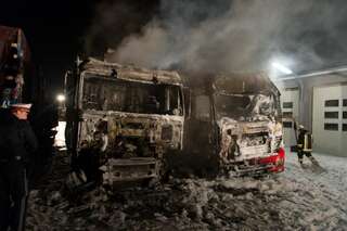 Zwei Lkw auf Firmengelände ausgebrannt 20130525-8036.jpg