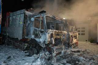 Zwei Lkw auf Firmengelände ausgebrannt 20130525-8040.jpg