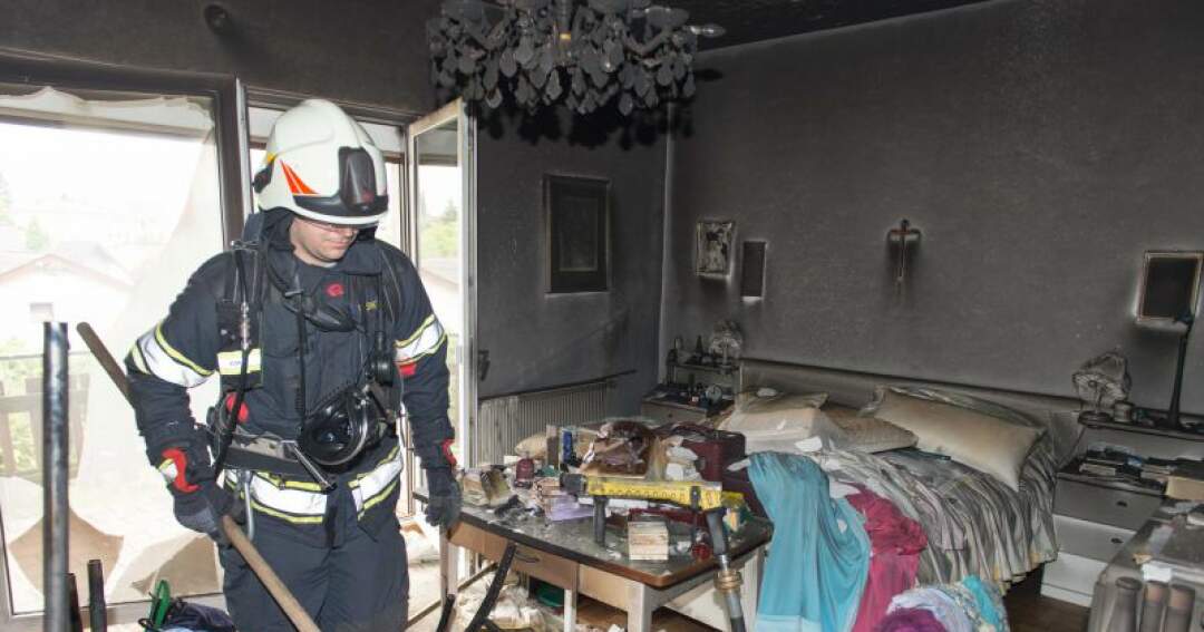 Titelbild: Schlafzimmerbrand in Familienhaus fordert zwei Verletzte