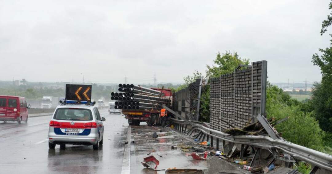Titelbild: Stau auf A1 bei Ebelsberg nach Lkw-Unfall
