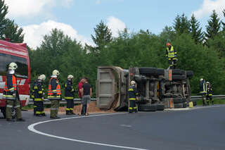 LKW in Kurve umgestürzt - B126 gesperrt. 20130608-0006.jpg