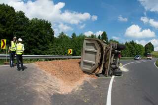 LKW in Kurve umgestürzt - B126 gesperrt. 20130608-0013.jpg