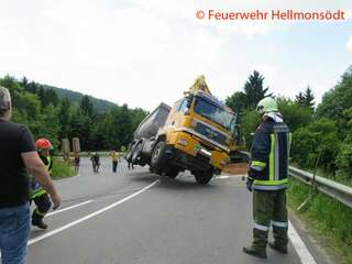 LKW in Kurve umgestürzt - B126 gesperrt. img_5110.jpg